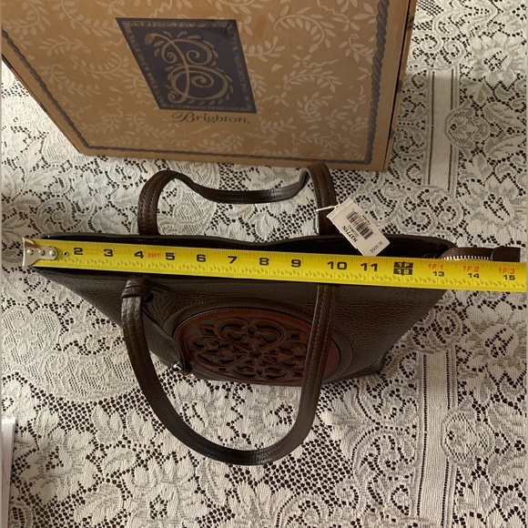 Brighton Ferrara Giorno Tote. Brown. Zipper closure. - Picture 9 of 13